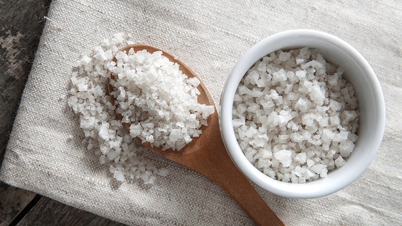 Cách trị tóc dầu bết dính bằng muối đơn giản tại nhà 2