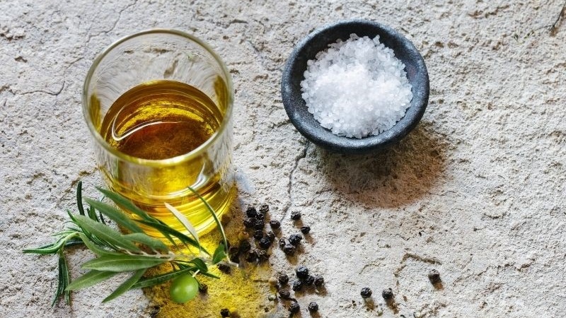 Cách trị tóc dầu bết dính bằng muối đơn giản tại nhà 3