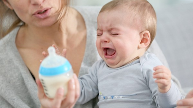 Cách xử lí bé 8 tháng không chịu uống sữa 2