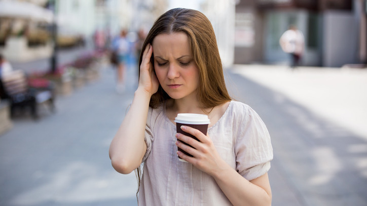Caffein có lợi hay có hại cho người bị đau đầu?