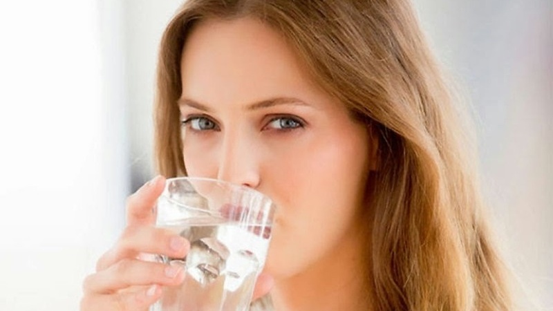 Súc họng bằng nước ấm là cách hiệu quả giảm cảm giác vướng víu cổ họng