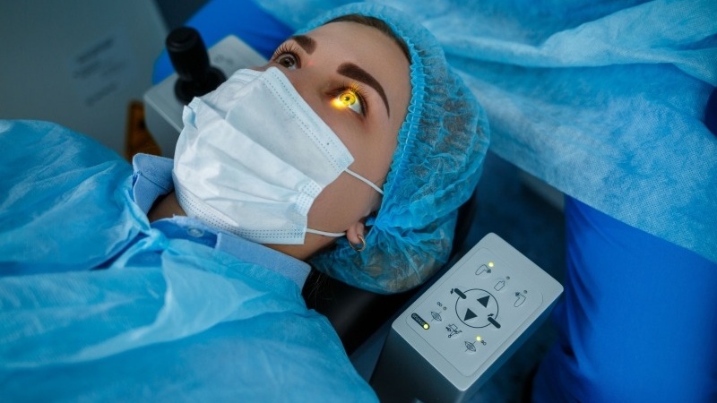 Phẫu thuật LASIK là phương pháp laser phổ biến dùng để điều chỉnh cận