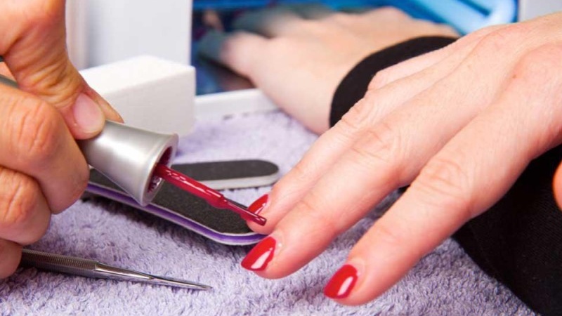 Cảnh báo ung thư da từ sơn móng tay chị em không ngờ tới 1