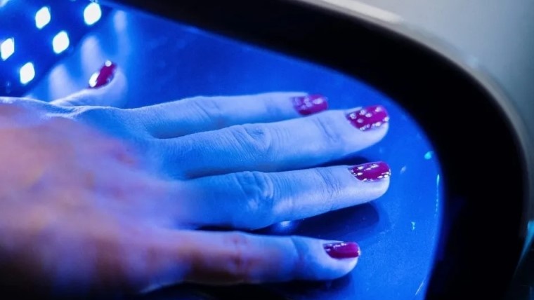 Cảnh báo ung thư da từ sơn móng tay chị em không ngờ tới 2