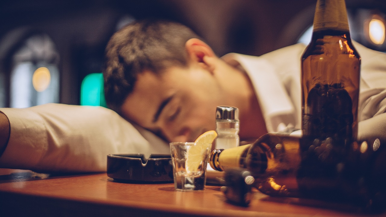 Uống rượu tăng nguy cơ đột quỵ? Các biện pháp phòng ngừa?