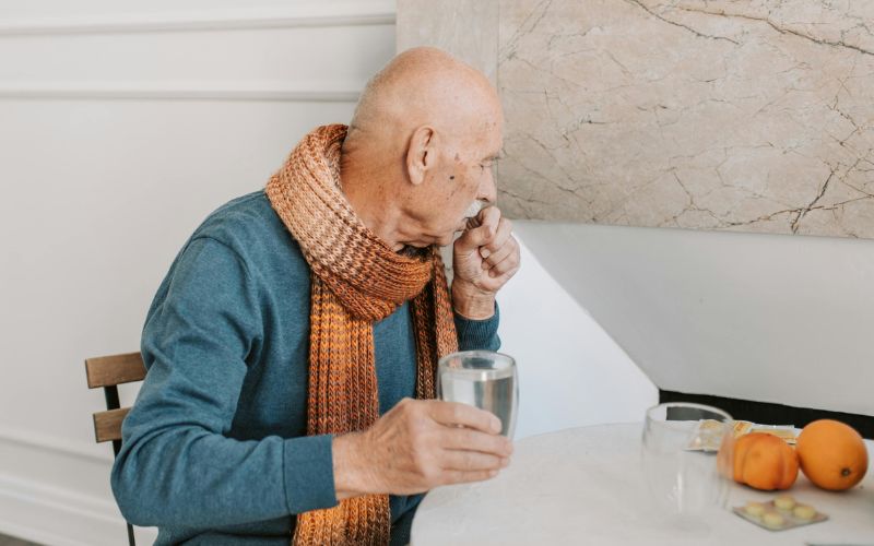 Ho, khạc đàm kéo dài là triệu chứng thường gặp của giãn phế quản