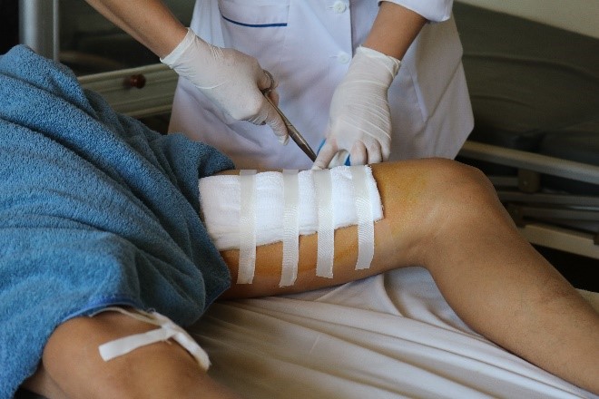 Chăm sóc bệnh nhân sau phẫu thuật thay khớp háng như thế nào? 5