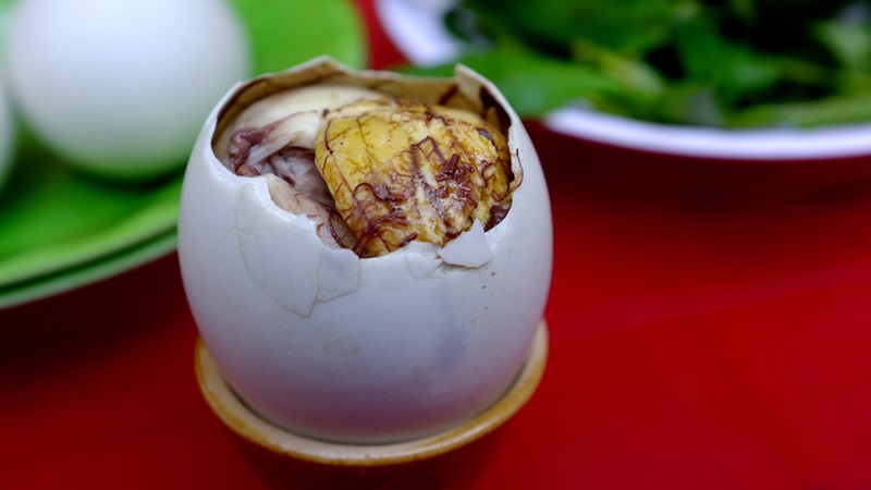 Cho trẻ ăn trứng vịt lộn có tốt không? 2