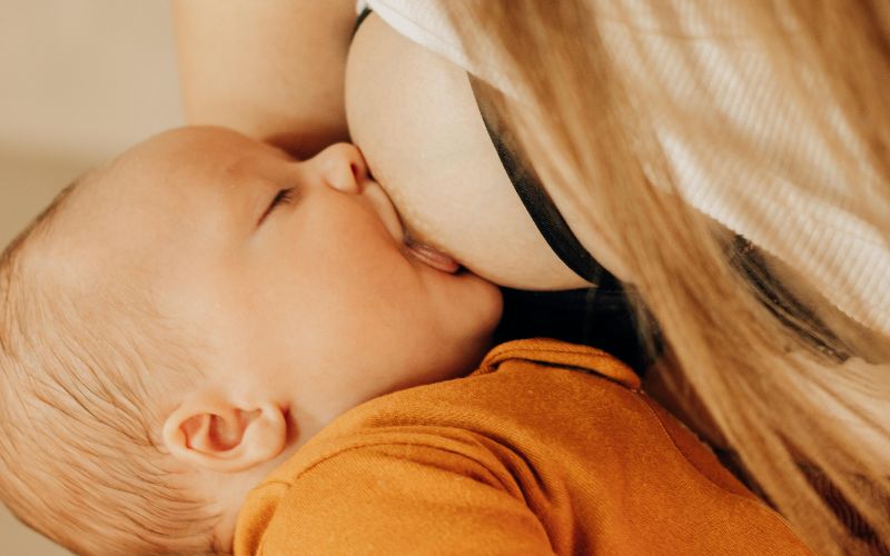 Việc trẻ phối hợp bú sữa công thức và bú mẹ không ảnh hưởng nhiều đến lượng sữa của mẹ