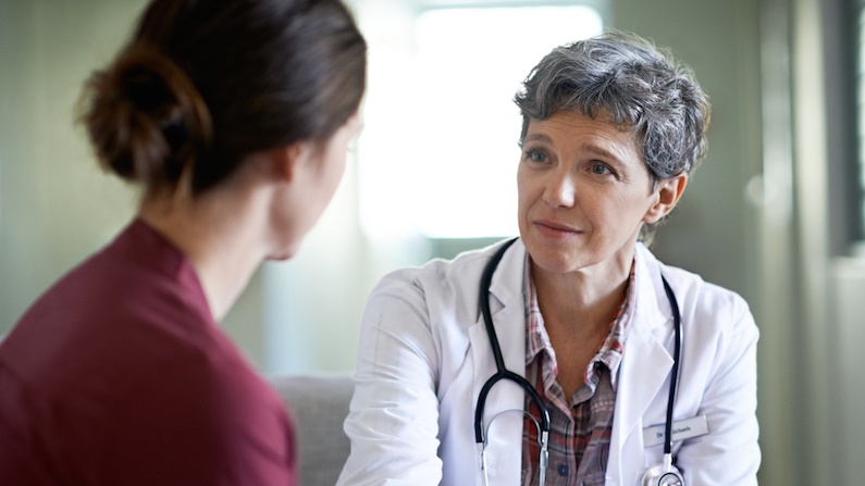 Có nên bóc vảy môi khi môi khô nứt nẻ không? 4