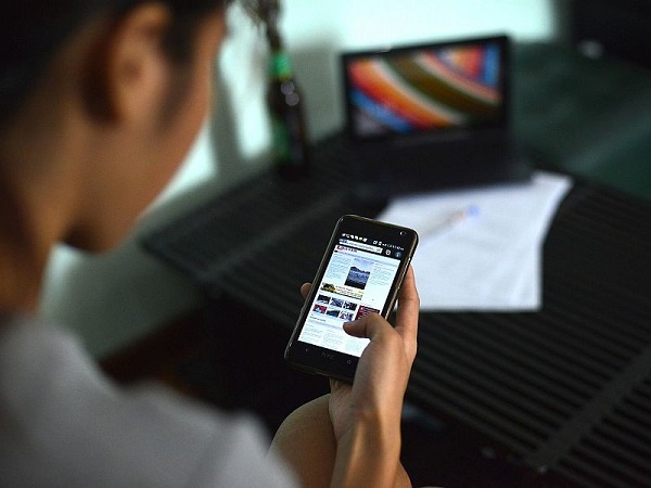 Có nên đeo kính cận khi dùng điện thoại không? 2