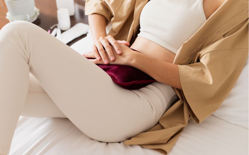 Khi đến kỳ kinh nguyệt tử cung co thắt mạch hơn gây đau bụng kinh, đây là nguyên nhân đầu tiên gây co thắt tử cung khi không mang thai