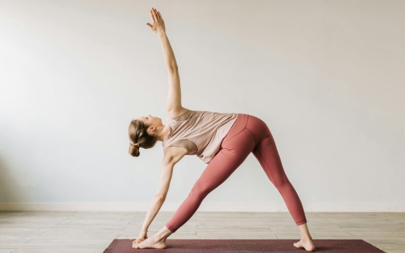 Bạn có thể vận động nhẹ nhàng để giảm cơn đau do co thắt tử cung gây ra