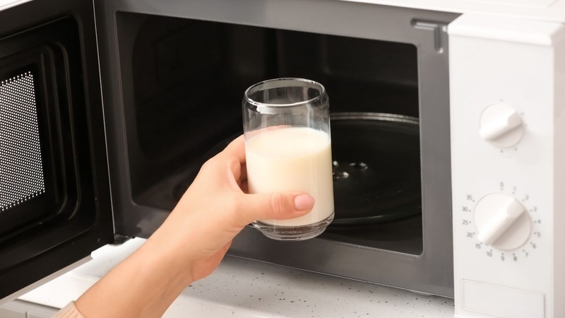 Sữa tươi có thể hâm nóng trong lò vi sóng