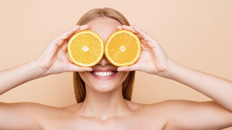 Nghiền vitamin C đắp mặt để tăng hiệu quả chăm sóc da 1