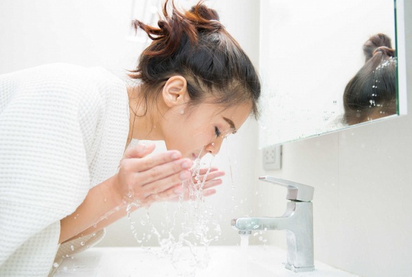 dap-mat-na-ngu-hoa-xong-co-can-rua-mat-khong 3.jpg