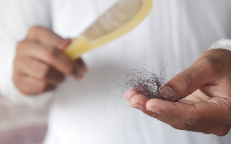 Giảm rụng tóc là một trong những công dụng hiệu quả mà dầu gội thảo dược mang lại