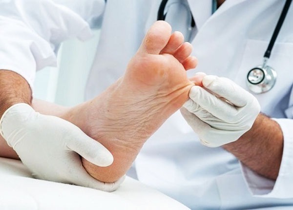 dau-hieu-nhan-biet-nhiem-trung-ban-chan-tieu-duong 3.jpg