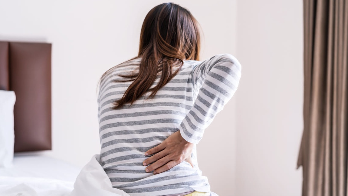 Đau lưng không đứng thẳng được: Nguyên nhân và cách điều trị 1