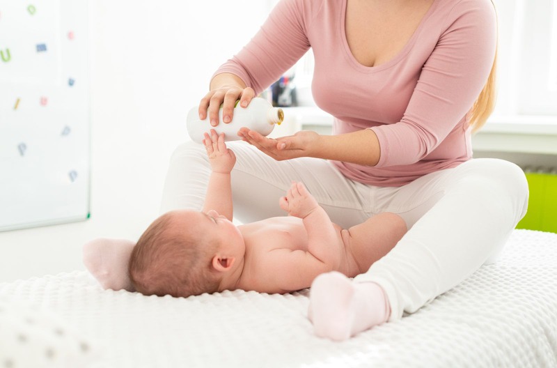 Dầu tràm dùng cho trẻ mấy tháng? Hướng dẫn cách sử dụng an toàn cho trẻ -2