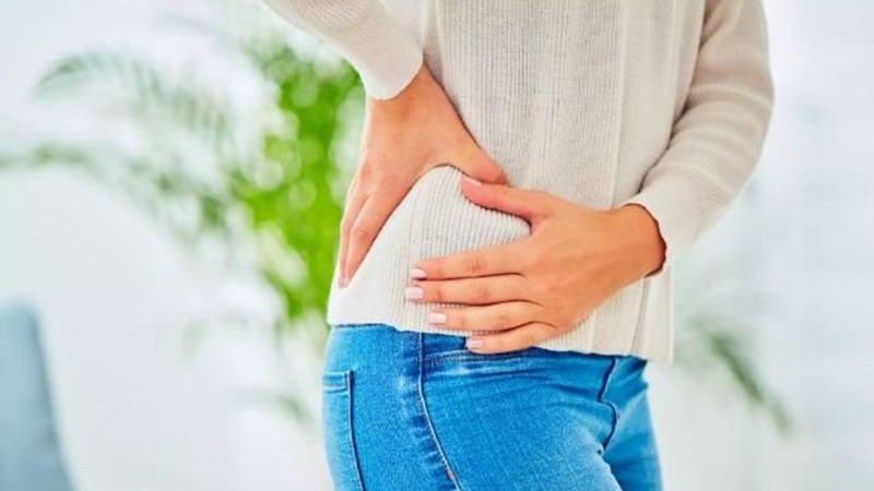 Đau vùng chậu có thể biểu hiện đa dạng, từ âm ỉ kéo dài đến đau dữ dội