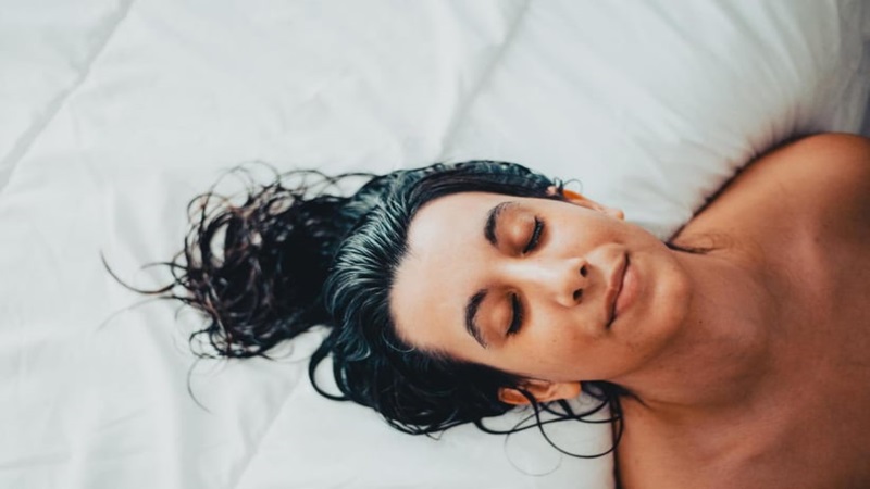 Để tóc ướt đi ngủ có sao không? Thông tin bất ngờ dành cho bạn 2