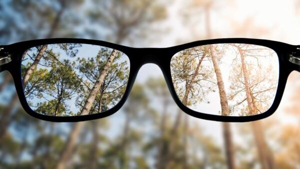 Đeo kính cận nhìn vật bị cong là bị gì? Có cách nào khắc phục hay không? 0