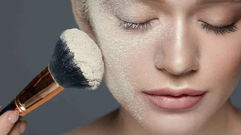 Cọ phủ phấn bẩn cũng có thể khiến da nổi mụn khi sử dụng