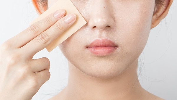 giai-dap-co-nen-dung-giay-tham-dau-dung-giay-tham-dau-co-tot-khong-1