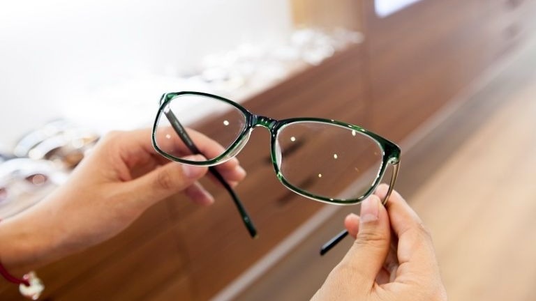 Giải đáp: Loạn thị nhẹ có cần đeo kính hay không? 2