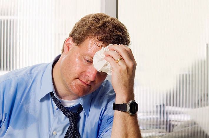 Hiện tượng ra mồ hôi khi ngủ mặc dù trời lạnh có thể là dấu hiệu của căn bệnh nào? 2