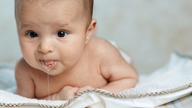 Hiểu rõ về trào ngược dạ dày ở trẻ 2 tháng tuổi 1