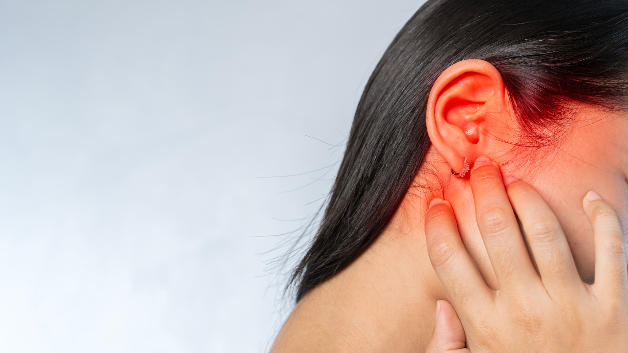 Ngứa trong ống tai, thường là dấu hiệu đầu tiên, xuất hiện sớm