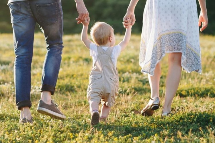 Hướng dẫn bố mẹ cách tập đi cho bé nhanh chóng 1