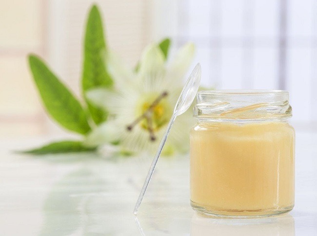 Hướng dẫn các cách phân biệt sữa ong chúa thật giả3