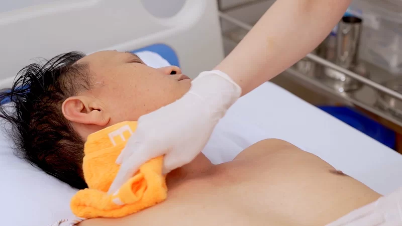 Hướng dẫn cách tắm khô cho người bệnh an toàn 2