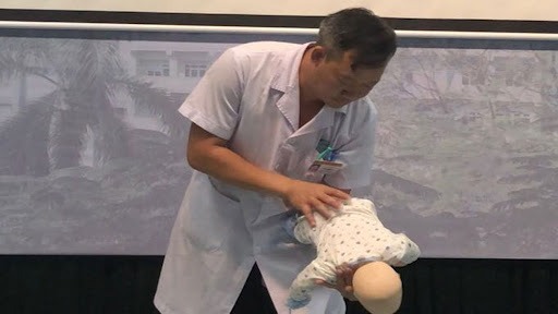 huong-dan-so-cuu-tre-khi-bi-hoc-di-vat-duong-tho 2.jpg