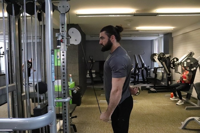 huong-dan-va-luu-y-khi-luyen-tap-triceps-pushdown 4.jpg