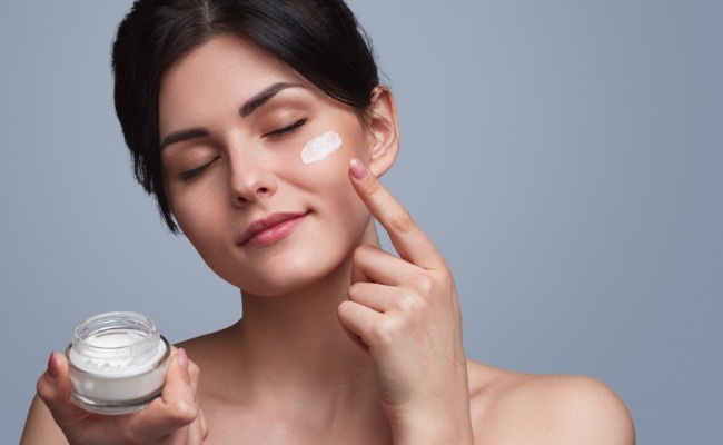 kem-duong-nivea-soft-co-boi-mat-duoc-khong 4.jpg