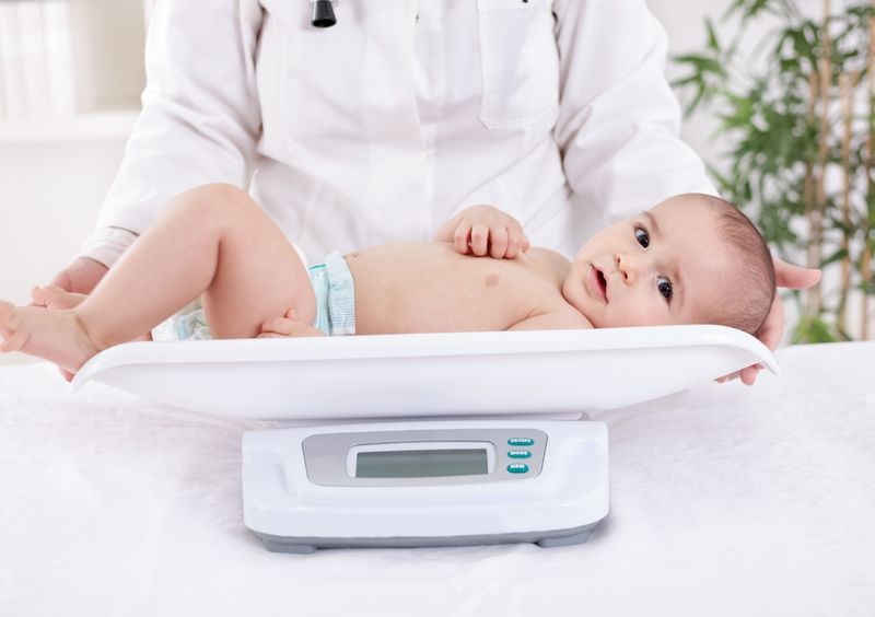 Khám tổng quát cho trẻ sơ sinh  là quá trình kiểm tra tổng thể từ cân nặng, chiều cao, mắt, thính lực...