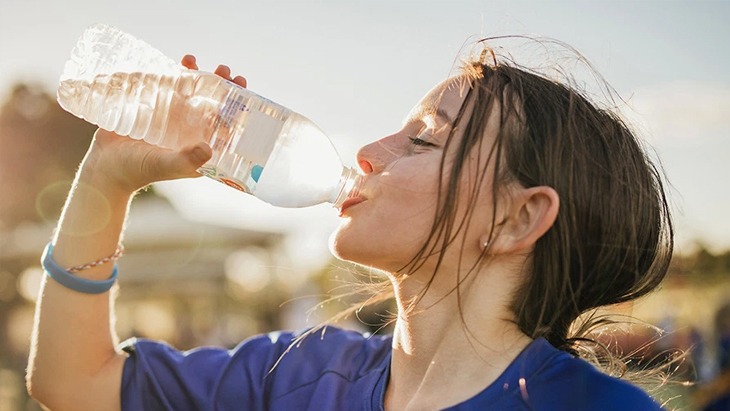 khat-nuoc-lien-tuc-bi-kho-co-hong-nen-uong-gi 3.jpg