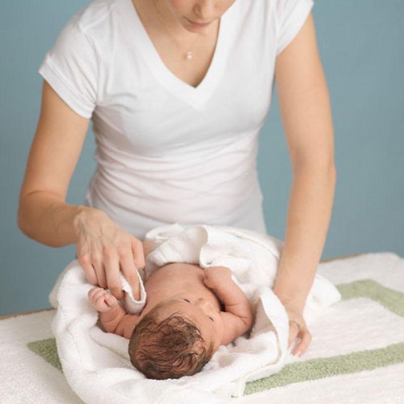 Lau mát là một trong những câu trả lời đầu tiền cho "Trẻ bị sốt nên làm gì?"