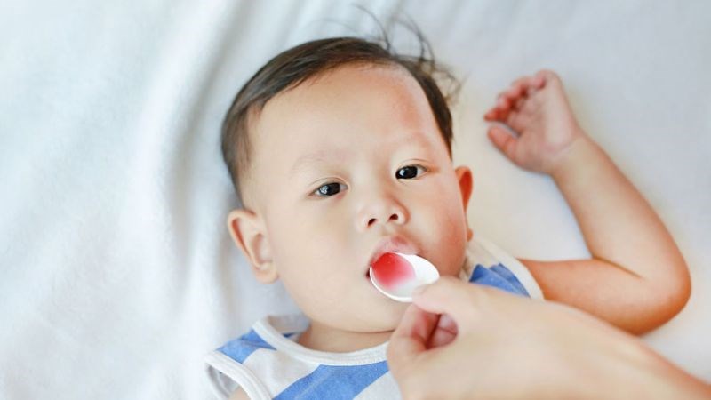 Trường hợp trẻ sốt cao cần cho trẻ sử dung thuốc hạ sốt kết hợp với lau mát để hạ sốt tích cực