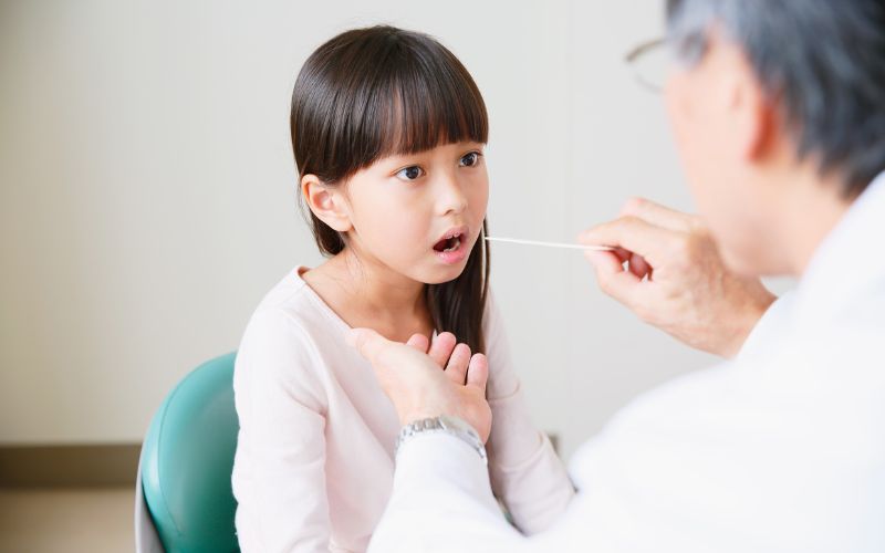 Nếu trẻ sốt cao liên tục kèm các biểu hiện bất thường khác cần phải đưa trẻ đi khám ngay để chẩn đoán và điều trị kịp thời
