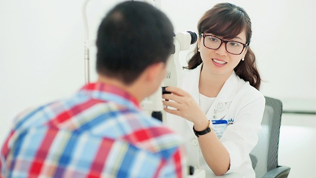 Kiểm tra loạn thị được thực hiện như thế nào? 3