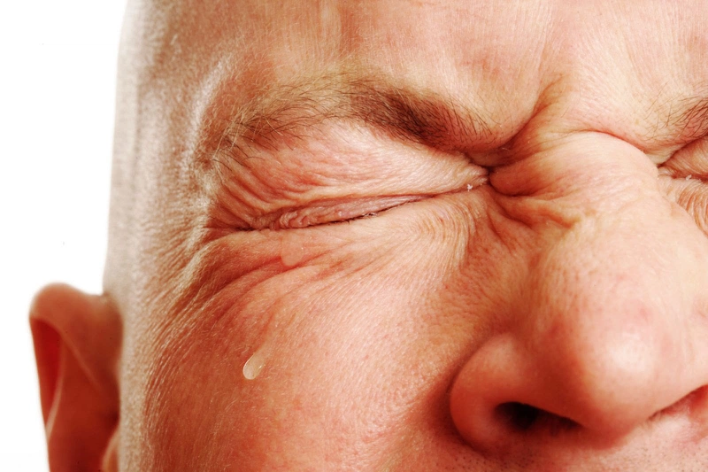 Lông quặm ở người già và cách điều trị