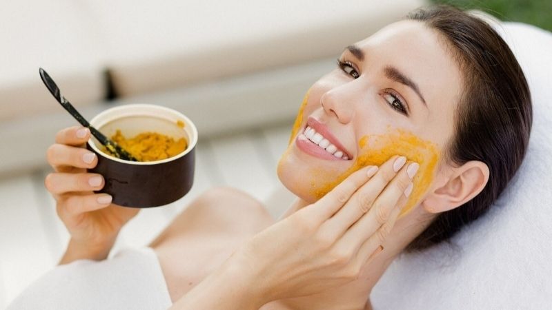 Lưu ngay kinh nghiệm đắp mặt nạ tinh bột nghệ để có làn da bóng mượt 01