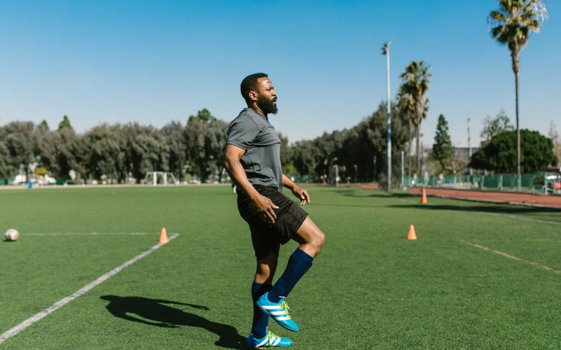 Mách bạn các cách đá bóng không mệt hiệu quả 4