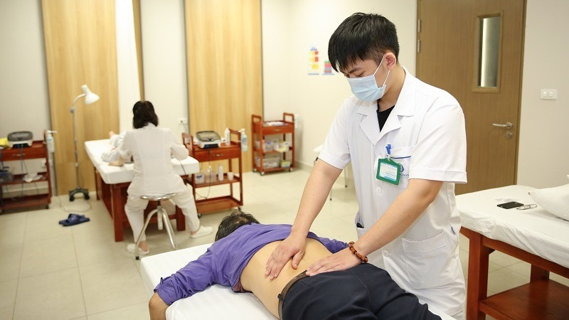 massage-thoat-vi-dia-dem-qua-bien-phap-xoa-bop-bam-huyet 3.jpg