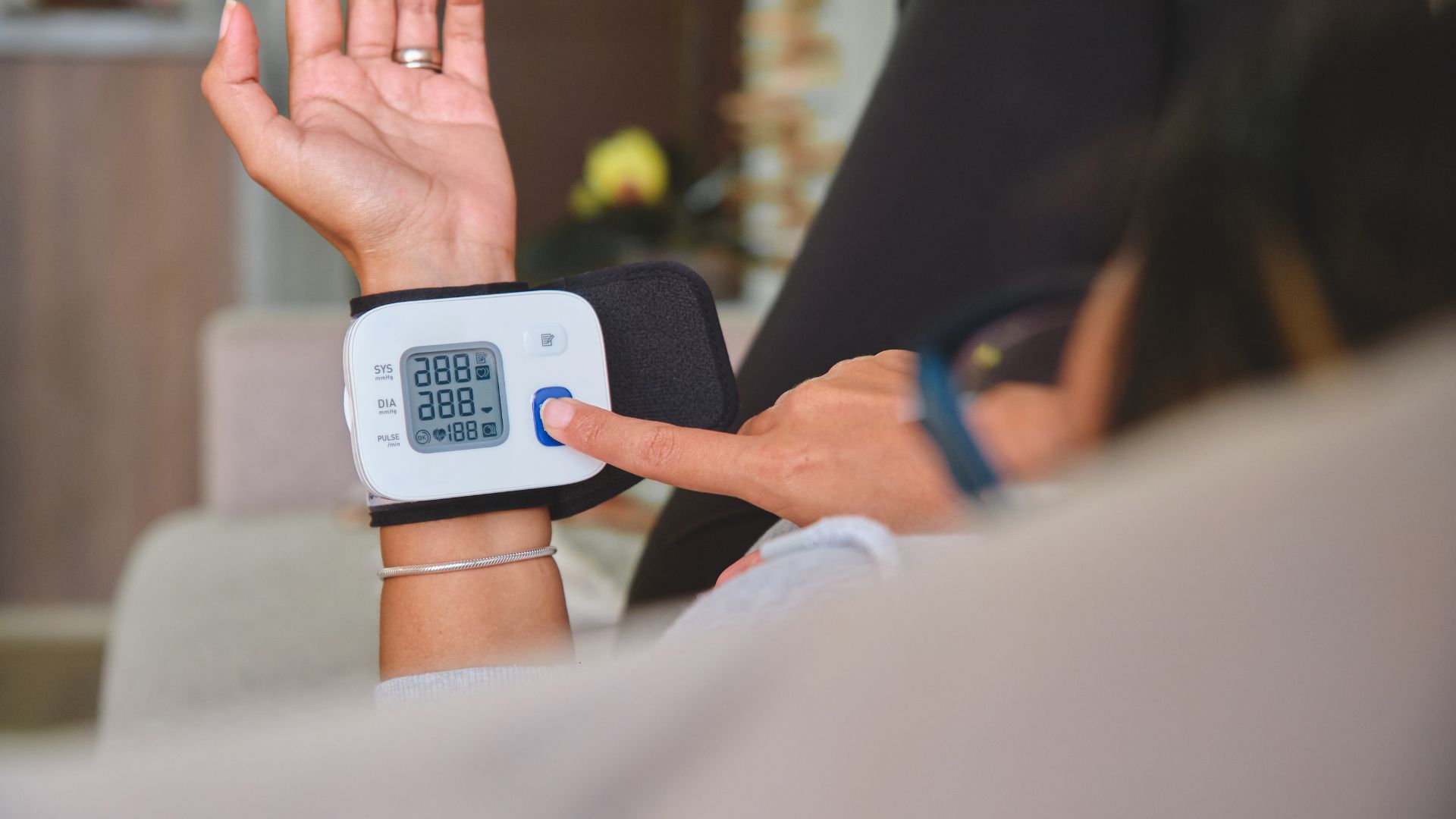 Máy đo huyết áp cổ tay có chính xác không? - Nhà thuốc FPT Long Châu